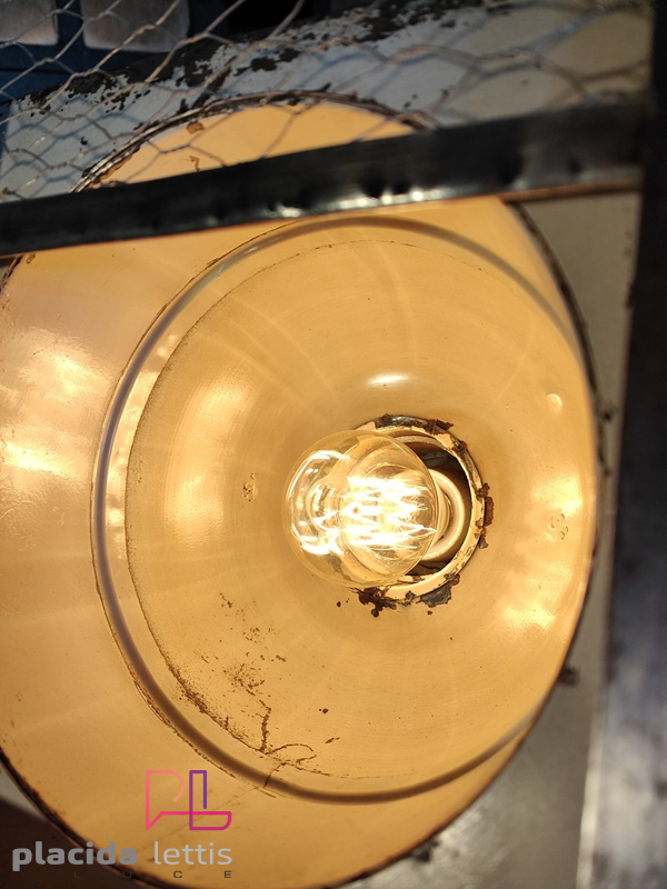 Faro da teatro vintage originale grigio martellato su cavalletto in legno – dettaglio 17