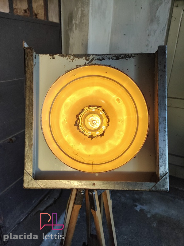 Faro da teatro vintage originale grigio martellato su cavalletto in legno – dettaglio 11