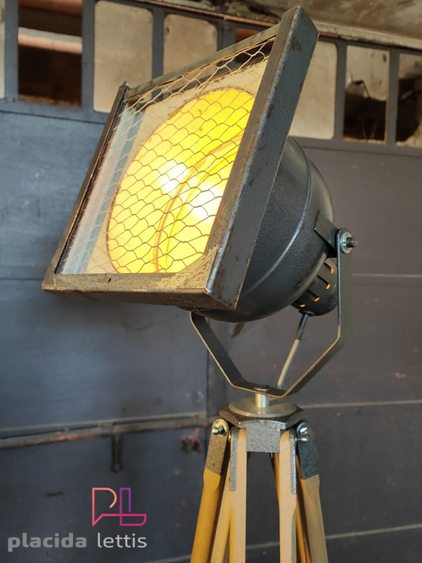 Faro da teatro vintage originale grigio martellato su cavalletto in legno – dettaglio 2