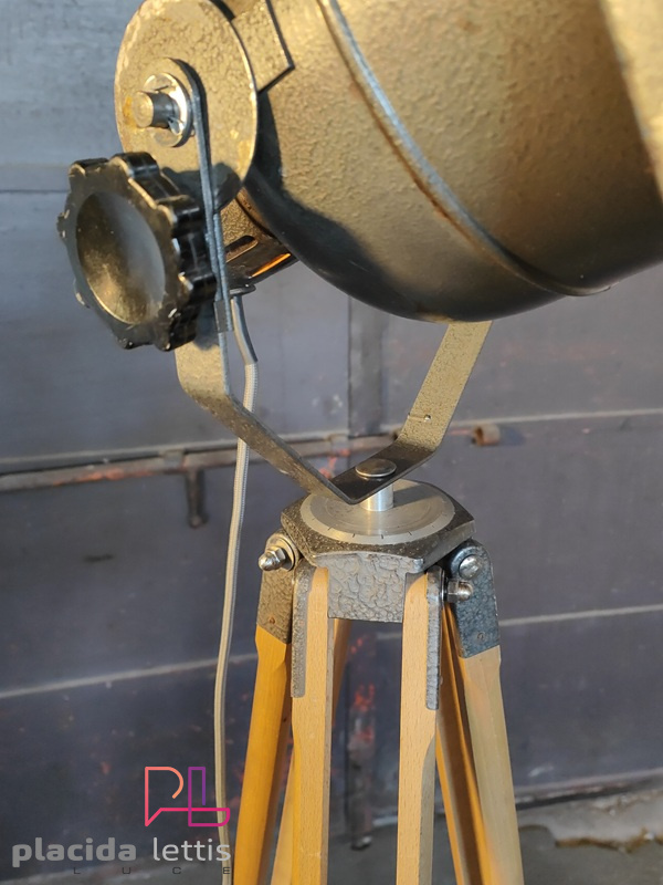Faro da teatro vintage originale grigio martellato su cavalletto in legno – dettaglio 20