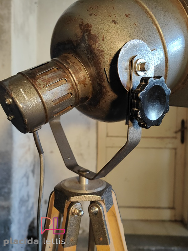 Faro da teatro vintage originale grigio martellato su cavalletto in legno – dettaglio 18
