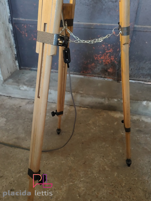 Faro da teatro vintage originale grigio martellato su cavalletto in legno – dettaglio 16