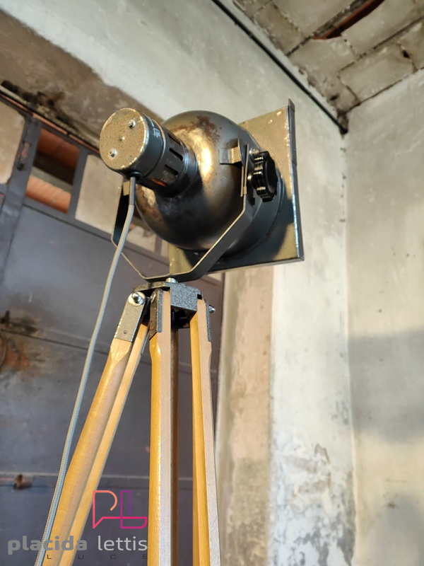 Faro da teatro vintage originale grigio martellato su cavalletto in legno – dettaglio 13