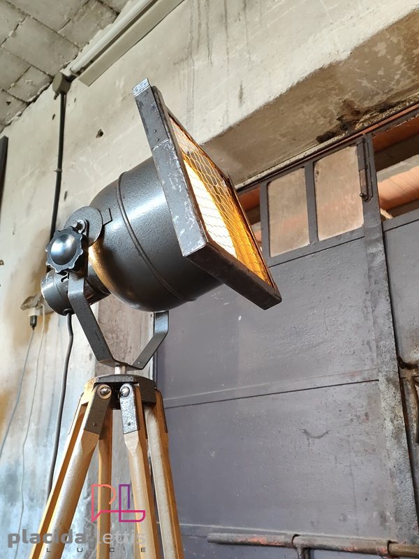 Faro da teatro vintage originale grigio martellato su cavalletto in legno – dettaglio 14