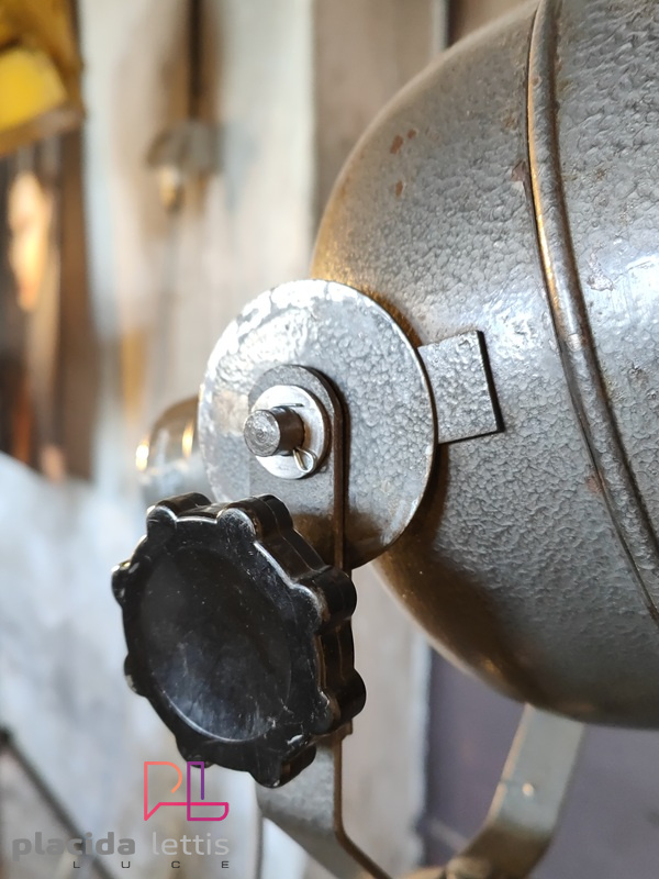 Faro da teatro vintage originale grigio martellato su cavalletto in legno – dettaglio 21