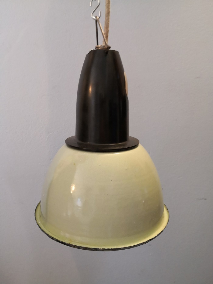 Lampada industriale prodotta negli anni 70, proveniente dall'ex unione sovietica