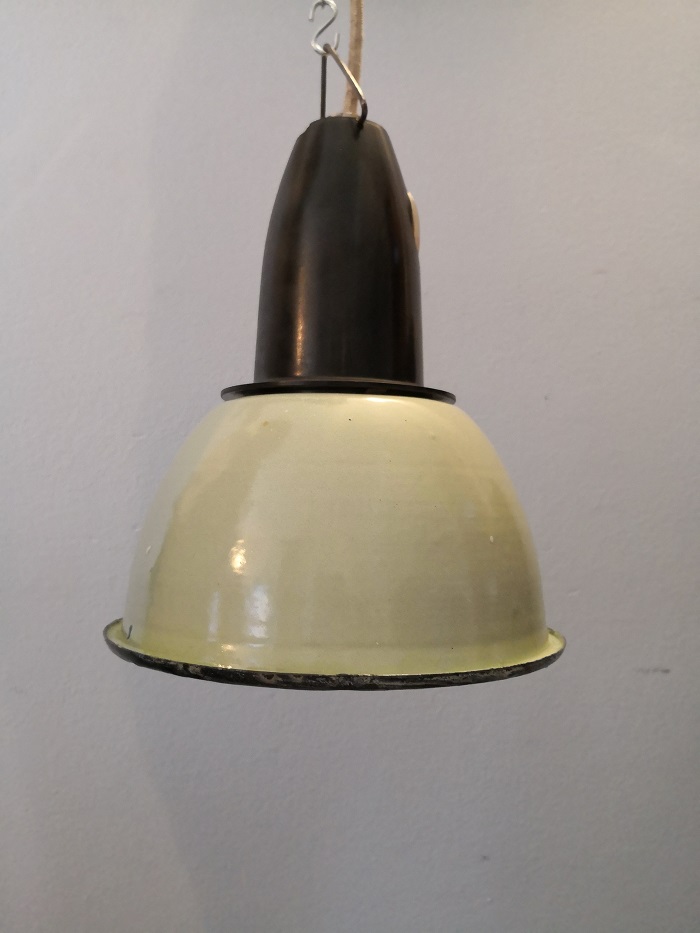 Lampada industriale prodotta negli anni 70, proveniente dall'ex unione sovietica