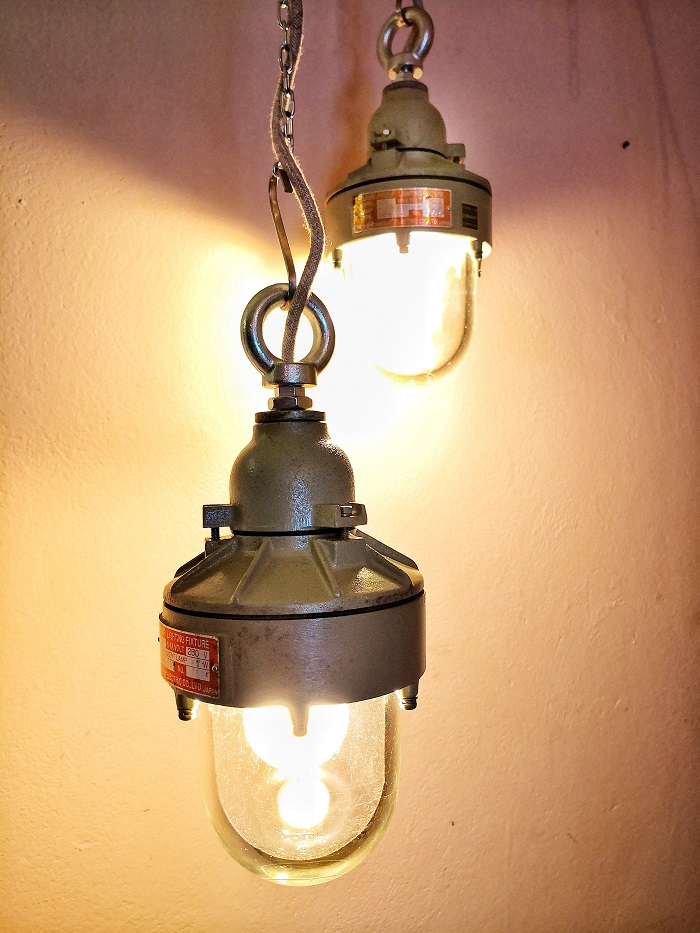 Lampada industriale prodotta negli anni 70, proveniente dal Giappone, Tokio