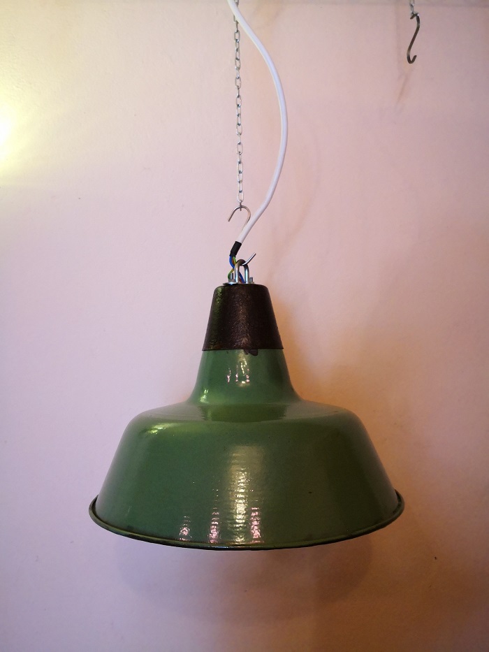 Lampada industriale prodotta negli anni 70 ,proveniente dalla Bulgaria