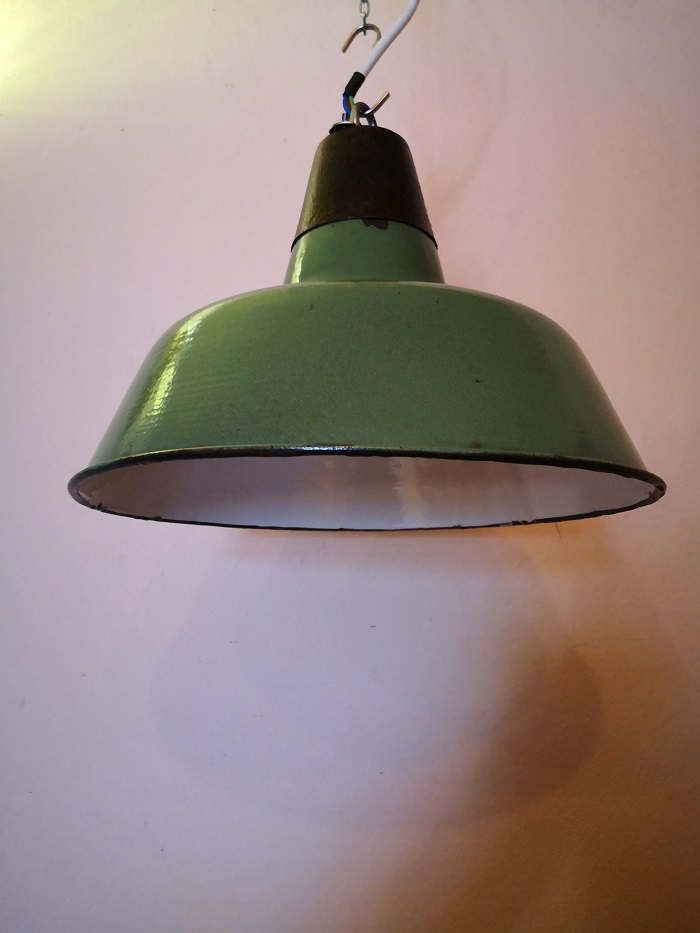 Lampada industriale prodotta negli anni 70 ,proveniente dalla Bulgaria
