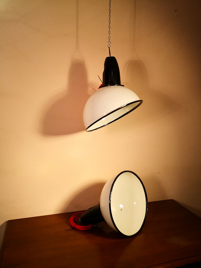 Particolarissima lampada industriale a taglio diagonale.