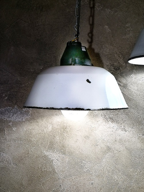 Eleganti lampade industriali provenienti dall'Ungheria - Cupola di colore bianco con bordo nero