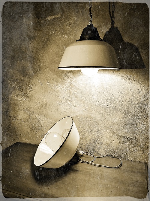 Eleganti lampade industriali provenienti dall'Ungheria - Cupola di colore bianco con bordo nero