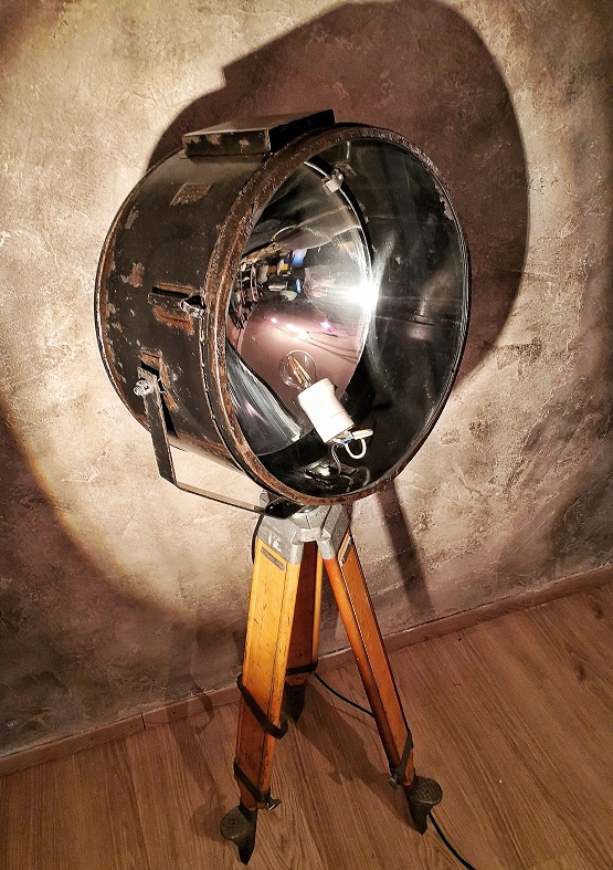 Splendida lampada industriale da segnalazione, con specchio interno