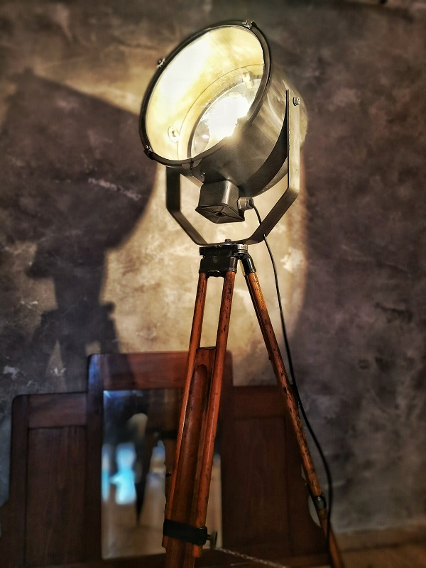 Bellissima lampada industriale da segnalazione, specchio curvo all'interno.