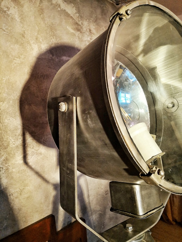 Bellissima lampada industriale da segnalazione, specchio curvo all'interno.