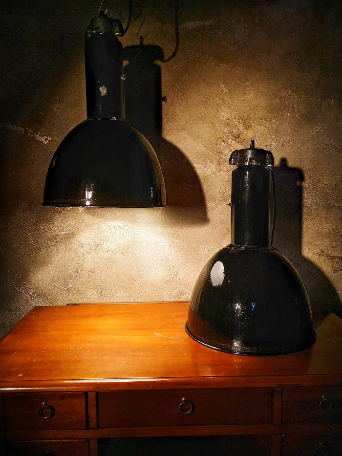 Splendida lampada industriale, originale design Bauhaus.
