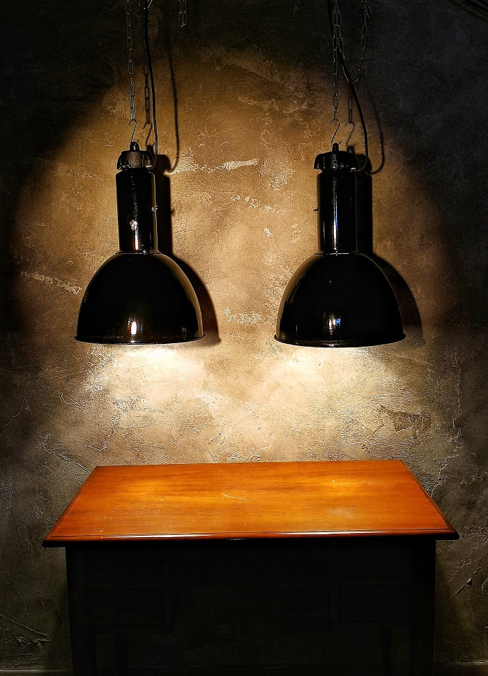 Splendida lampada industriale, originale design Bauhaus.