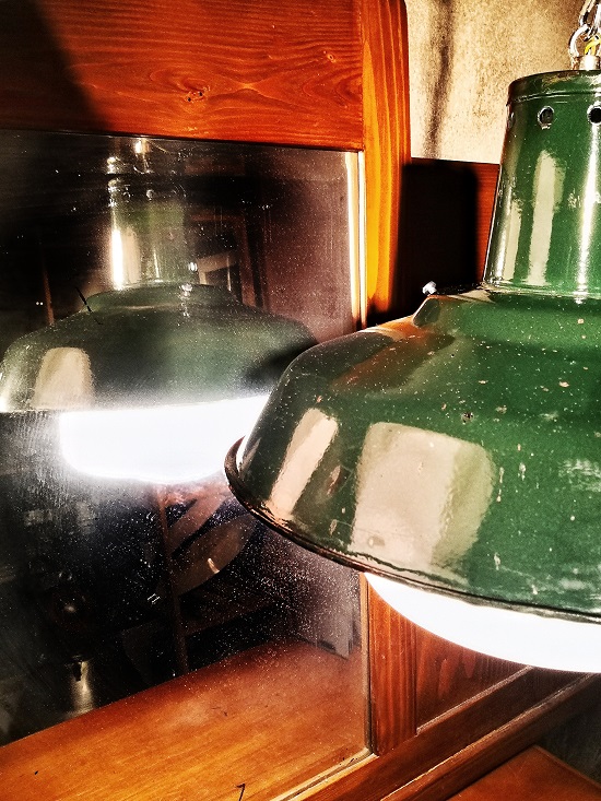 Lampada industriale con splendida boule in vetro opalino.