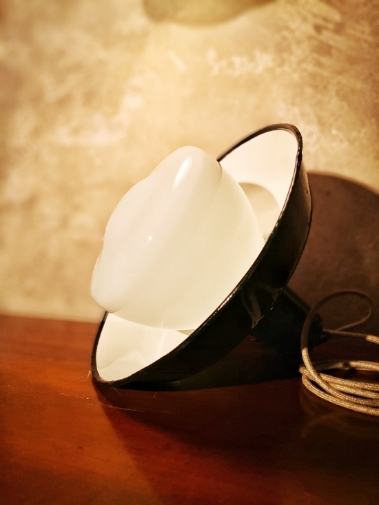 Lampada industriale con splendida boule in vetro opalino.