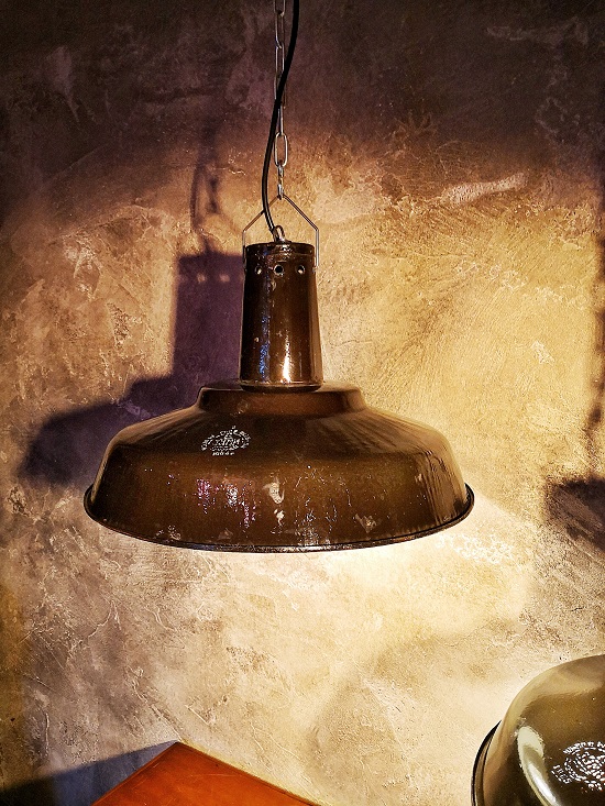 Bellissima, classica lampada industriale, colore marrone scuro.