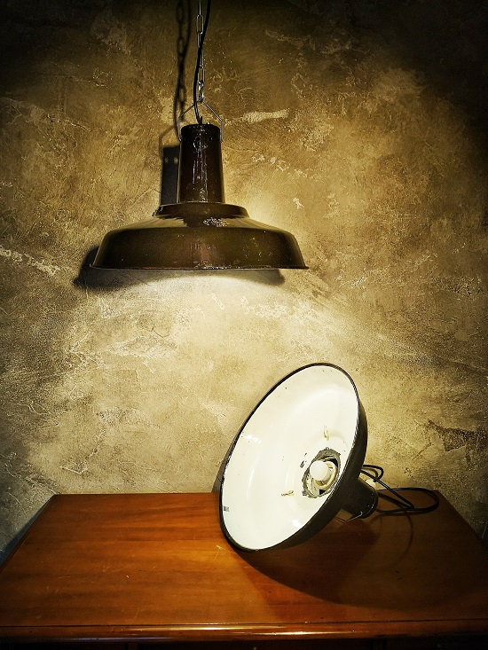 Bellissima, classica lampada industriale, colore marrone scuro.