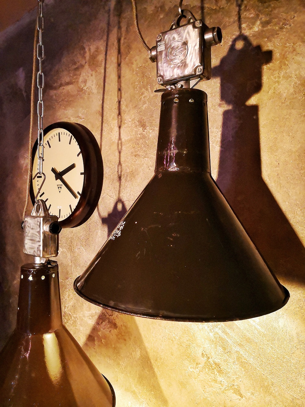 Lampada industriale prodotta negli anni '60 in repubblica ceca da Elektrosvit.