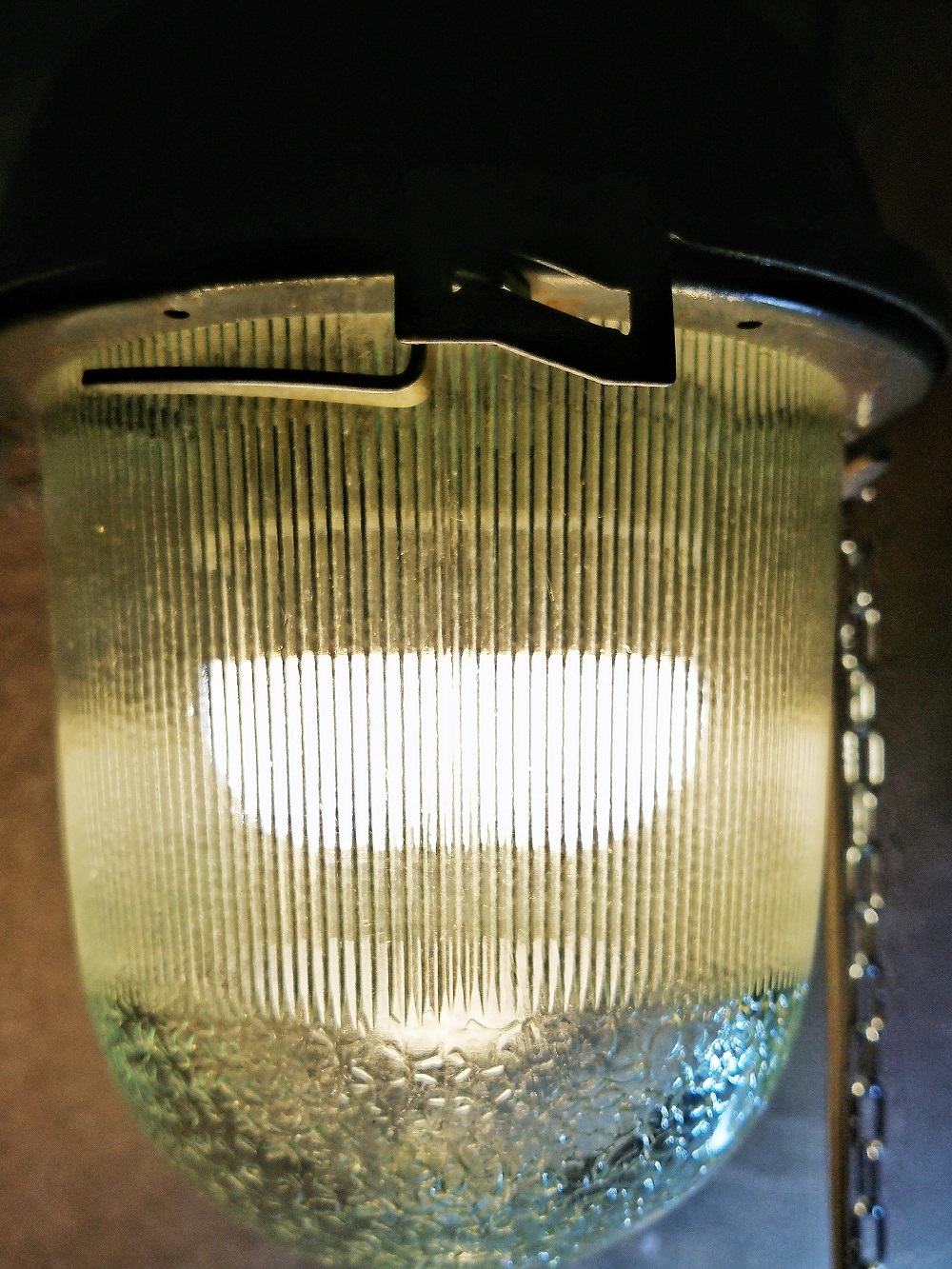 Piccole lampade industriali, con vetro operato.