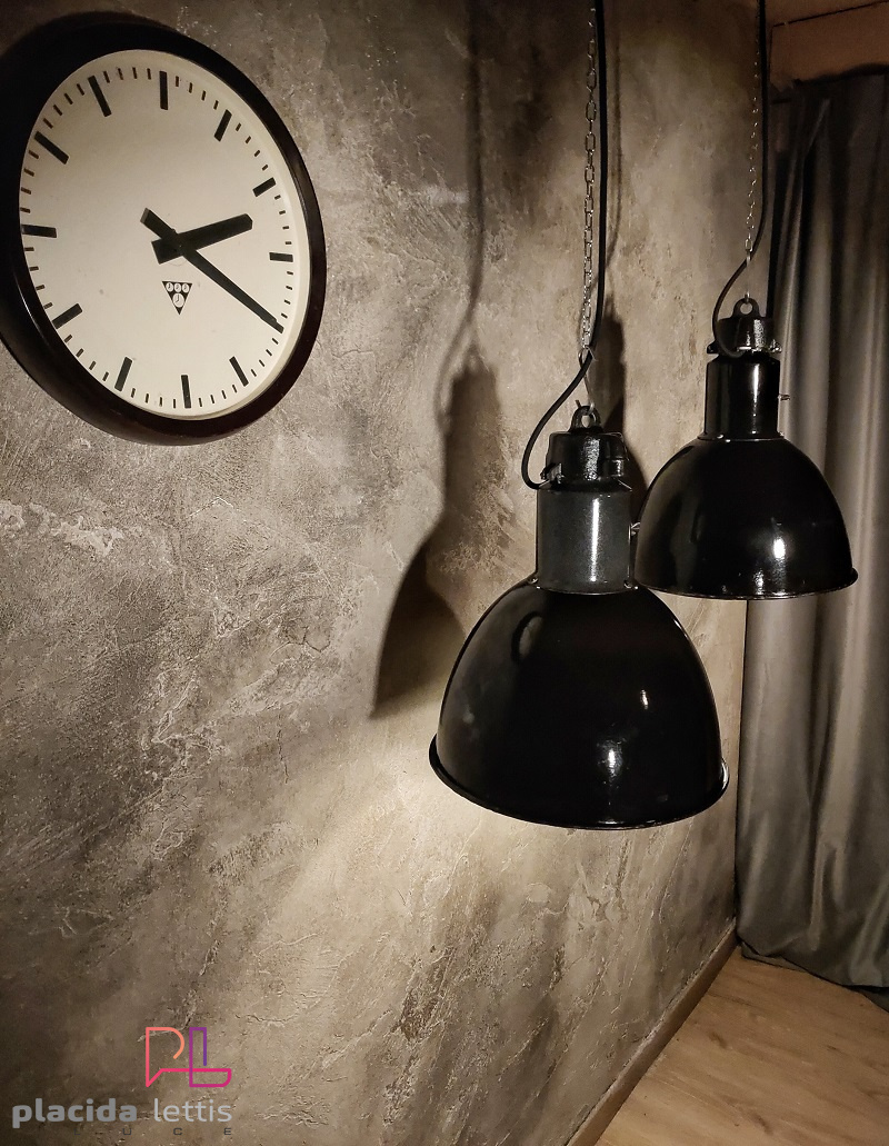 Il design Bauhaus, in una lampada industriale di medie dimensioni
