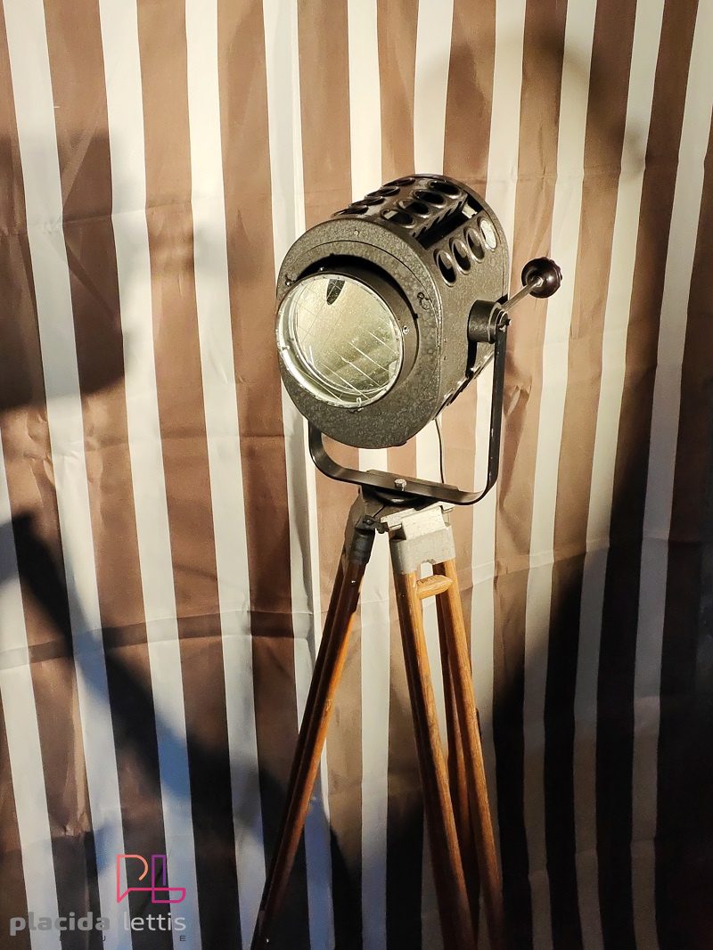 Faro da teatro vintage originale con fori di aerazione, anni '60 – dettaglio 6