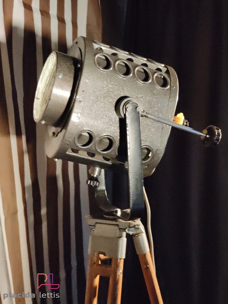 Faro da teatro vintage originale con fori di aerazione, anni '60 – dettaglio 15