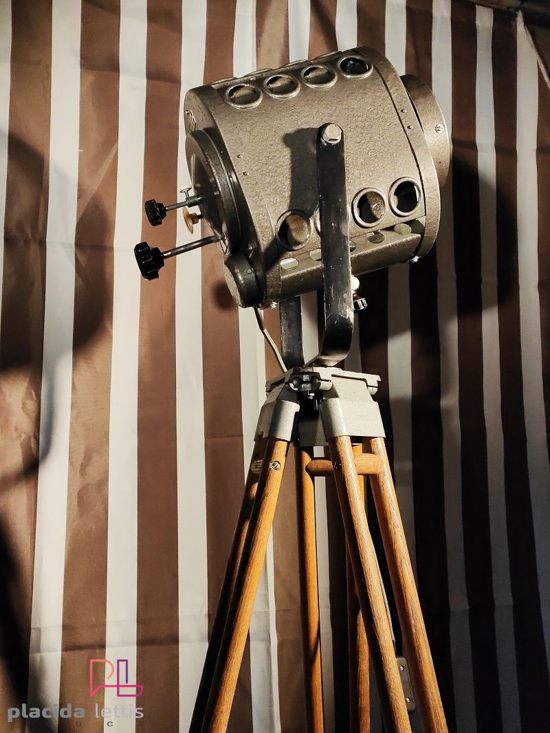 Faro da teatro vintage originale con fori di aerazione, anni '60 – dettaglio 5