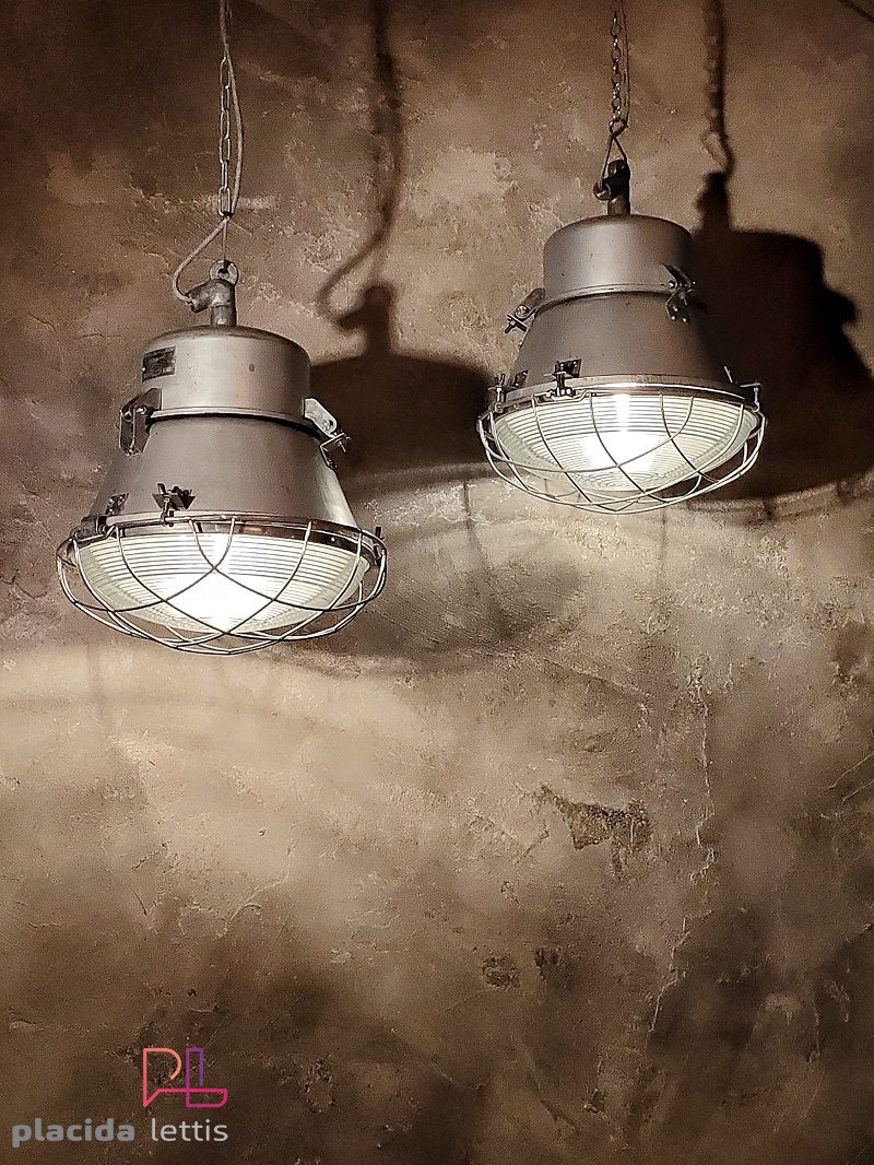Lampada a sospensione vintage originale argento, vetro curvo e griglia – dettaglio 10