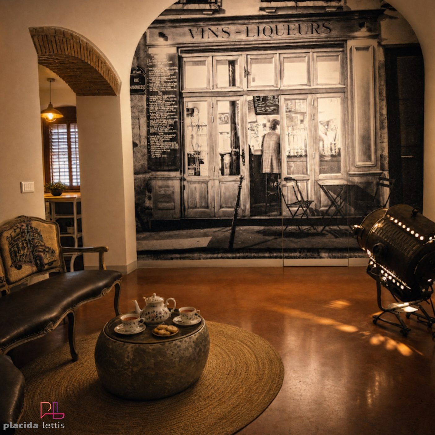 Ambientazione con lampada vintage originale restaurata da Placida Lettis Luce