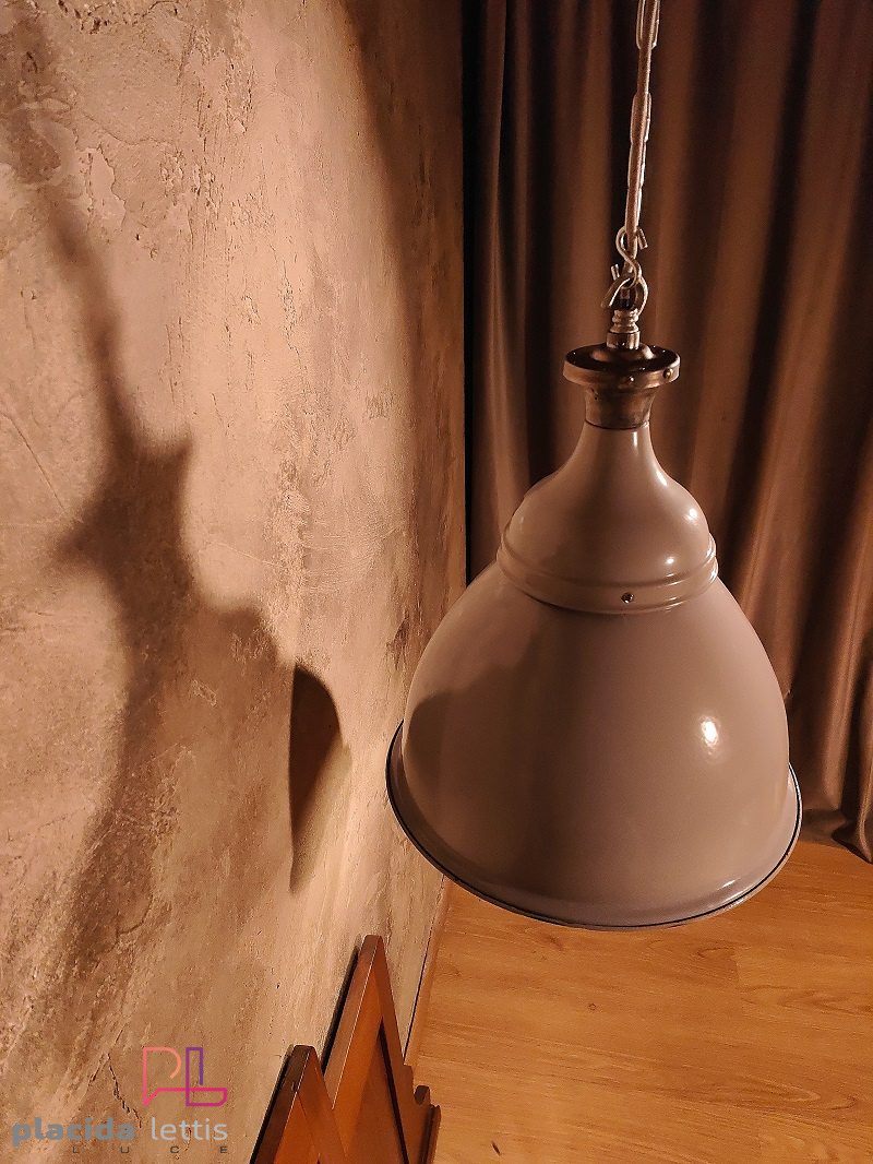 Lampada a sospensione vintage originale Benjamin a cupola larga, anni '50 – dettaglio 2