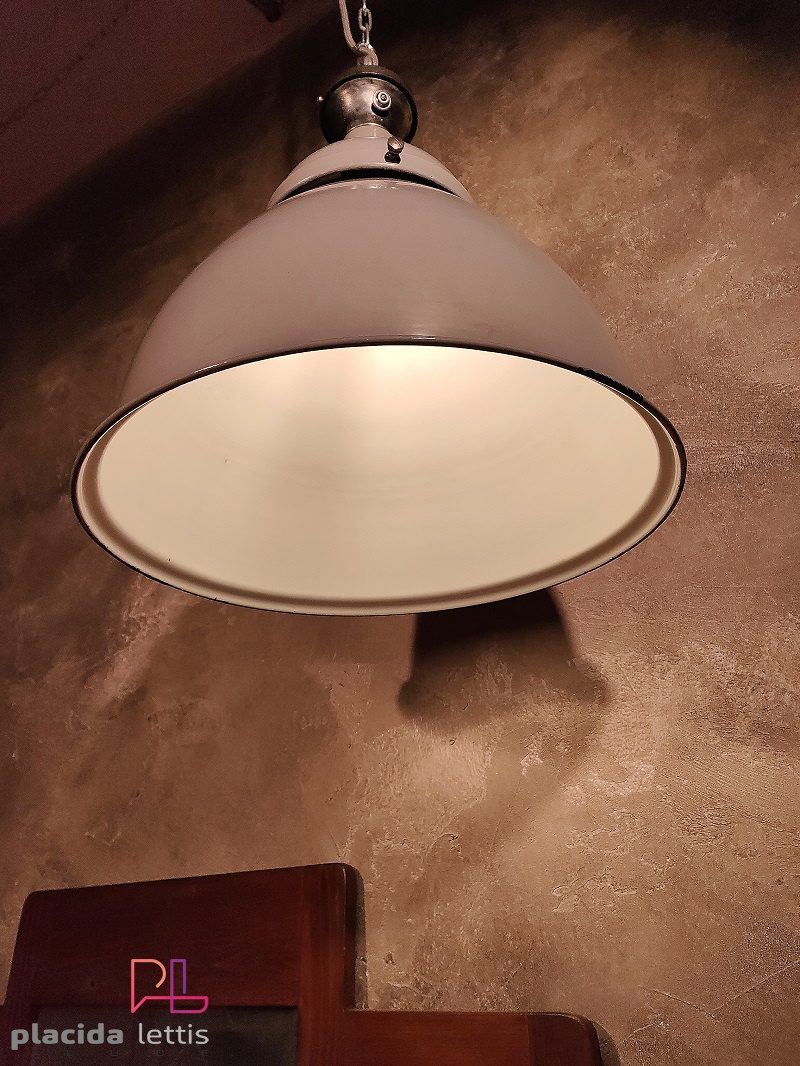 Lampada a sospensione vintage originale Benjamin a cupola larga, anni '50 – dettaglio 5