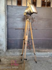 Faro da teatro vintage originale grigio martellato su cavalletto in legno – miniatura 3