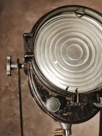 Spotlight da cinema vintage A.E. Cremer Paris su treppiede, Francia anni '50 – miniatura 20