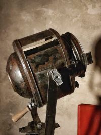Spotlight da cinema vintage A.E. Cremer Paris su treppiede, Francia anni '50 – miniatura 12