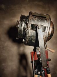 Spotlight da cinema vintage A.E. Cremer Paris su treppiede, Francia anni '50 – miniatura 3