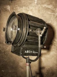 Spotlight da cinema vintage originale con lente di Fresnel, Cinecittà Roma – miniatura 1