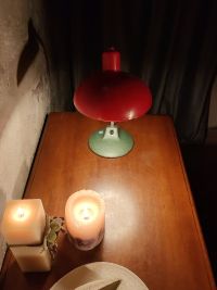 Lampada industriale da scrivania anni 60 - Colore rosso con base verde chiaro – miniatura 2