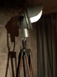 Faro vintage originale da magazzino con treppiede in legno, Polonia anni '70 – miniatura 9