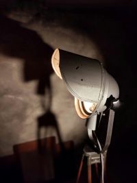 Faro vintage originale da magazzino con treppiede in legno, Polonia anni '70 – miniatura 16