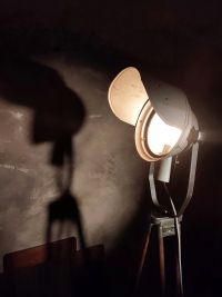 Faro vintage originale da magazzino con treppiede in legno, Polonia anni '70 – miniatura 2