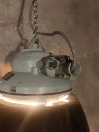Una lampada industriale possente, ma di grande bellezza – miniatura 26
