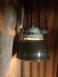Una lampada industriale possente, ma di grande bellezza – miniatura 3