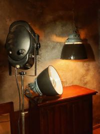 Una lampada industriale possente, ma di grande bellezza – miniatura 1