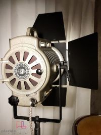 Arri, dal 1917 produttrice di luci per il cinema. Iconico, senza tempo! – miniatura 1