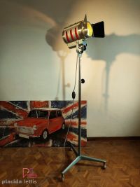 Faro da teatro vintage originale IFF azzurro e rosso con treppiede, anni '60 – miniatura 2